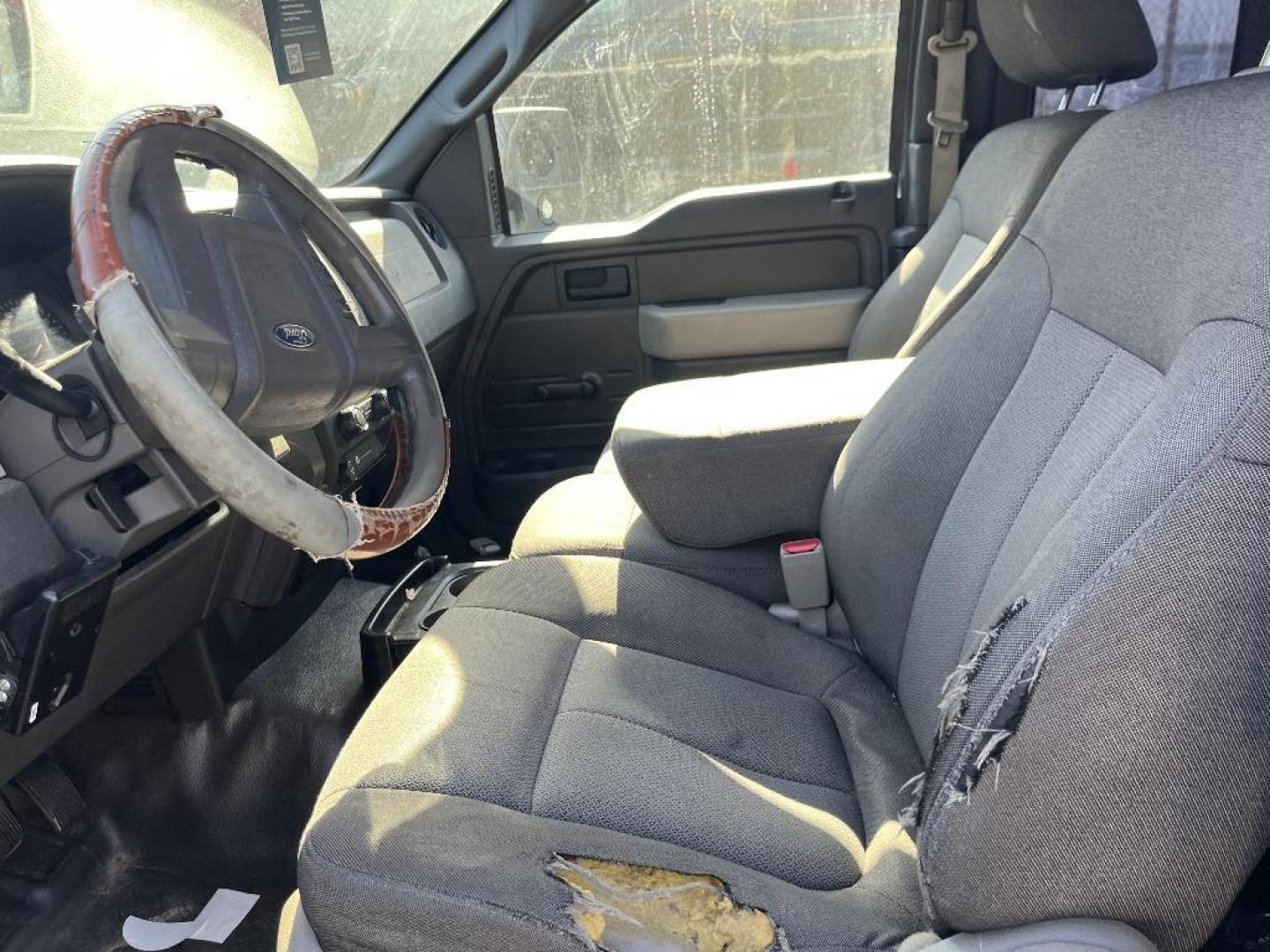 2009 WHITE FORD F-150 XL SuperCab 8-ft. Bed 2WD (1FTRX12879F) with an 4.6L V8 engine, AUTOMATIC transmission, located at 2303 West Mt. Houston, Houston, 77038, (281) 507-3956, 29.771597, -95.339569 - Photo#3