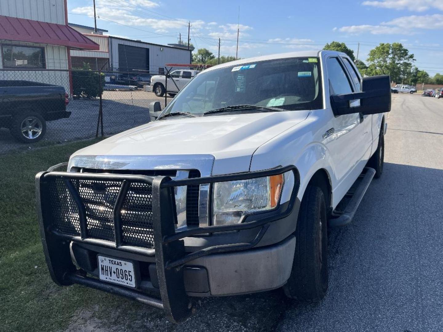 2009 WHITE FORD F-150 XL SuperCab 8-ft. Bed 2WD (1FTRX12879F) with an 4.6L V8 engine, AUTOMATIC transmission, located at 2303 West Mt. Houston, Houston, 77038, (281) 507-3956, 29.771597, -95.339569 - Photo#4