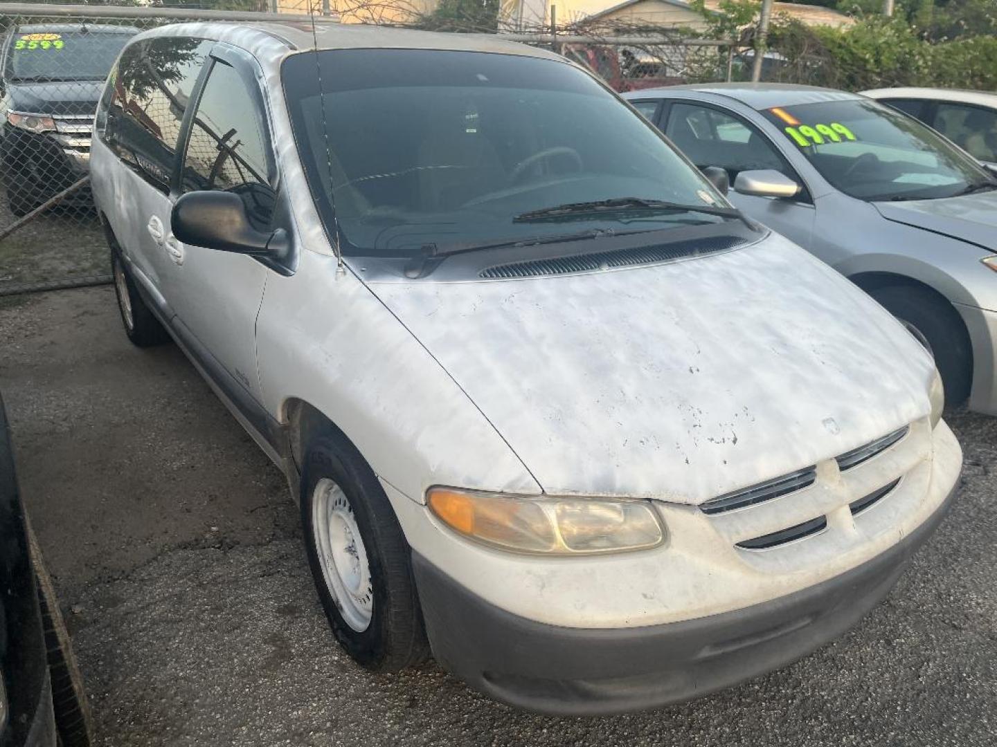1999 WHITE DODGE GRAND CARAVAN SE (2B4GP44G5XR) with an 3.3L V6 OHV 12V FFV engine, AUTOMATIC transmission, located at 2303 West Mt. Houston, Houston, 77038, (281) 507-3956, 29.771597, -95.339569 - Photo#0