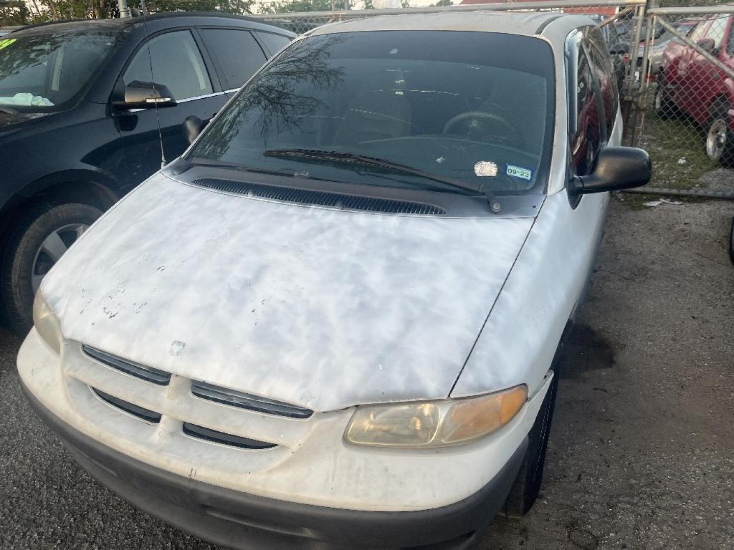 1999 WHITE DODGE GRAND CARAVAN SE (2B4GP44G5XR) with an 3.3L V6 OHV 12V FFV engine, AUTOMATIC transmission, located at 2303 West Mt. Houston, Houston, 77038, (281) 507-3956, 29.771597, -95.339569 - Photo#2