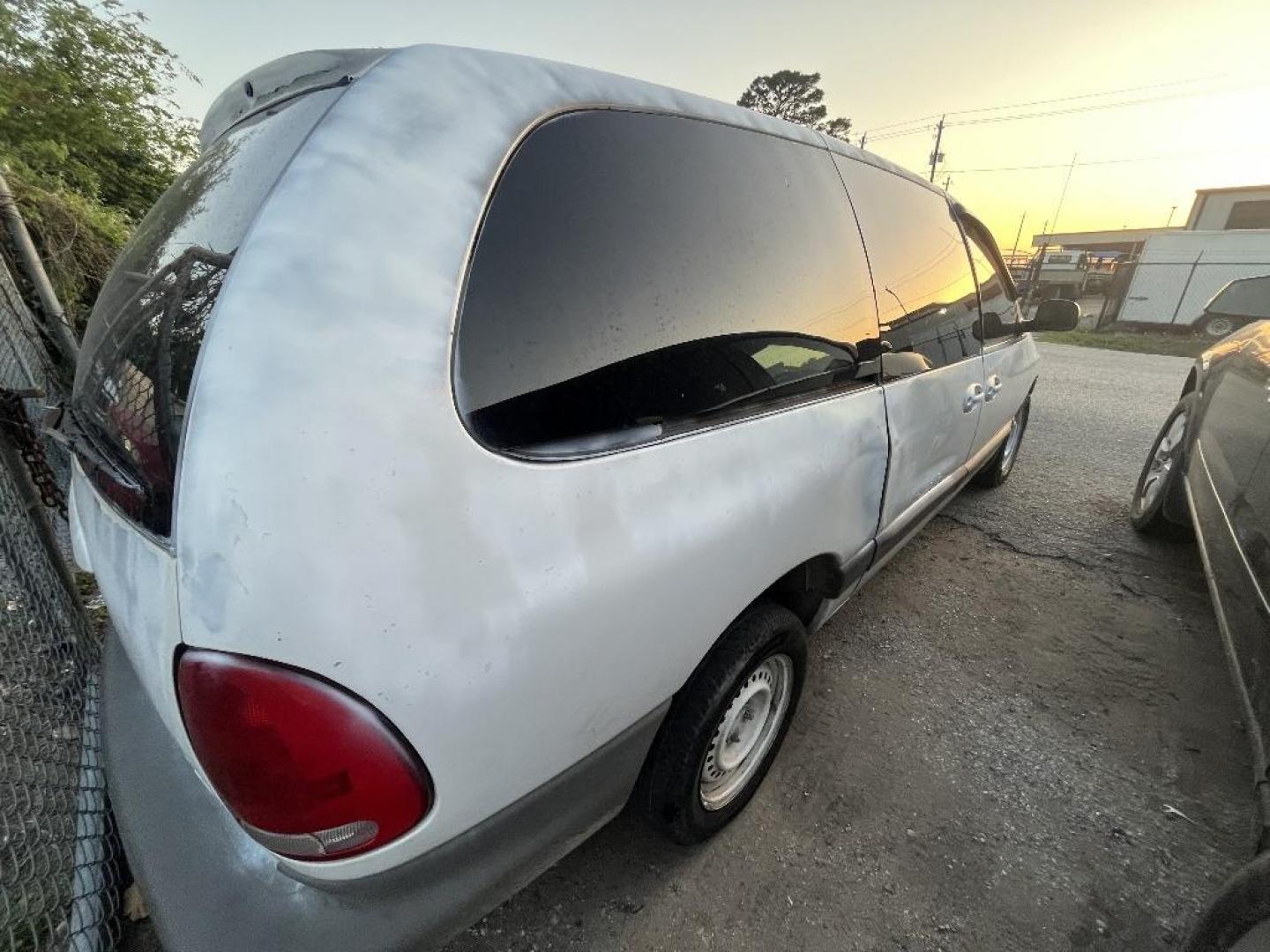 1999 WHITE DODGE GRAND CARAVAN SE (2B4GP44G5XR) with an 3.3L V6 OHV 12V FFV engine, AUTOMATIC transmission, located at 2303 West Mt. Houston, Houston, 77038, (281) 507-3956, 29.771597, -95.339569 - Photo#5