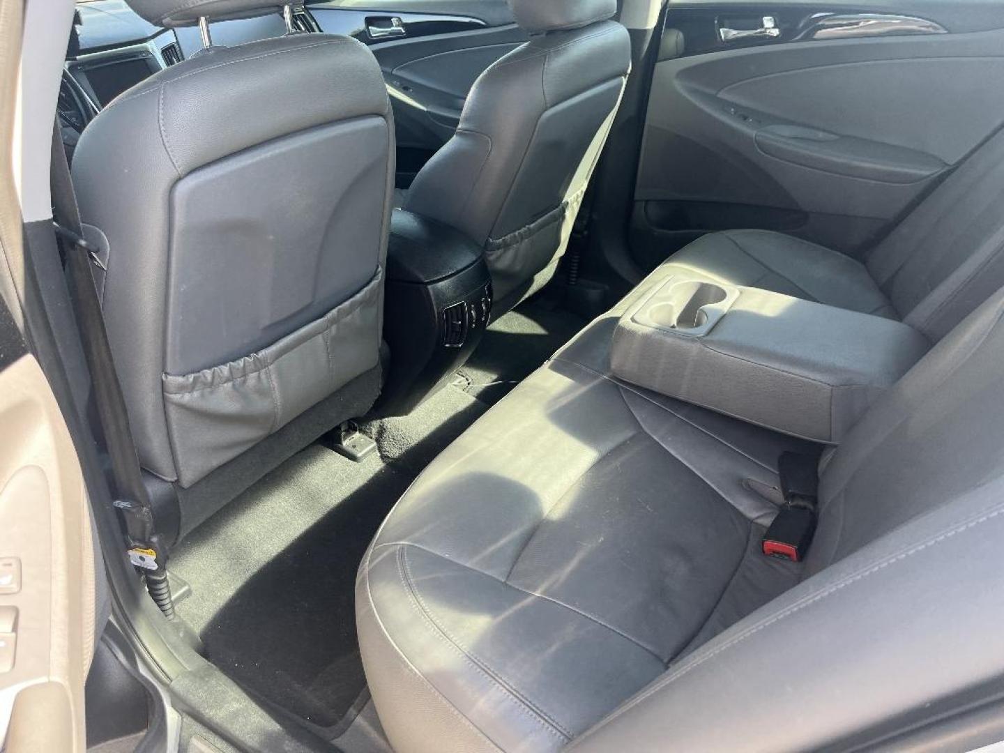 2013 GRAY HYUNDAI SONATA SE Auto (5NPEC4AB1DH) with an 2.0L L4 DOHC 16V engine, AUTOMATIC transmission, located at 2303 West Mt. Houston, Houston, 77038, (281) 507-3956, 29.771597, -95.339569 - Photo#4