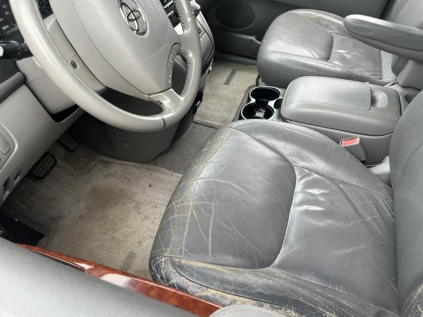 2004 GRAY TOYOTA SIENNA XLE (5TDZA22C14S) with an 3.3L V6 DOHC 24V engine, AUTOMATIC transmission, located at 2303 West Mt. Houston, Houston, 77038, (281) 507-3956, 29.771597, -95.339569 - Photo#2