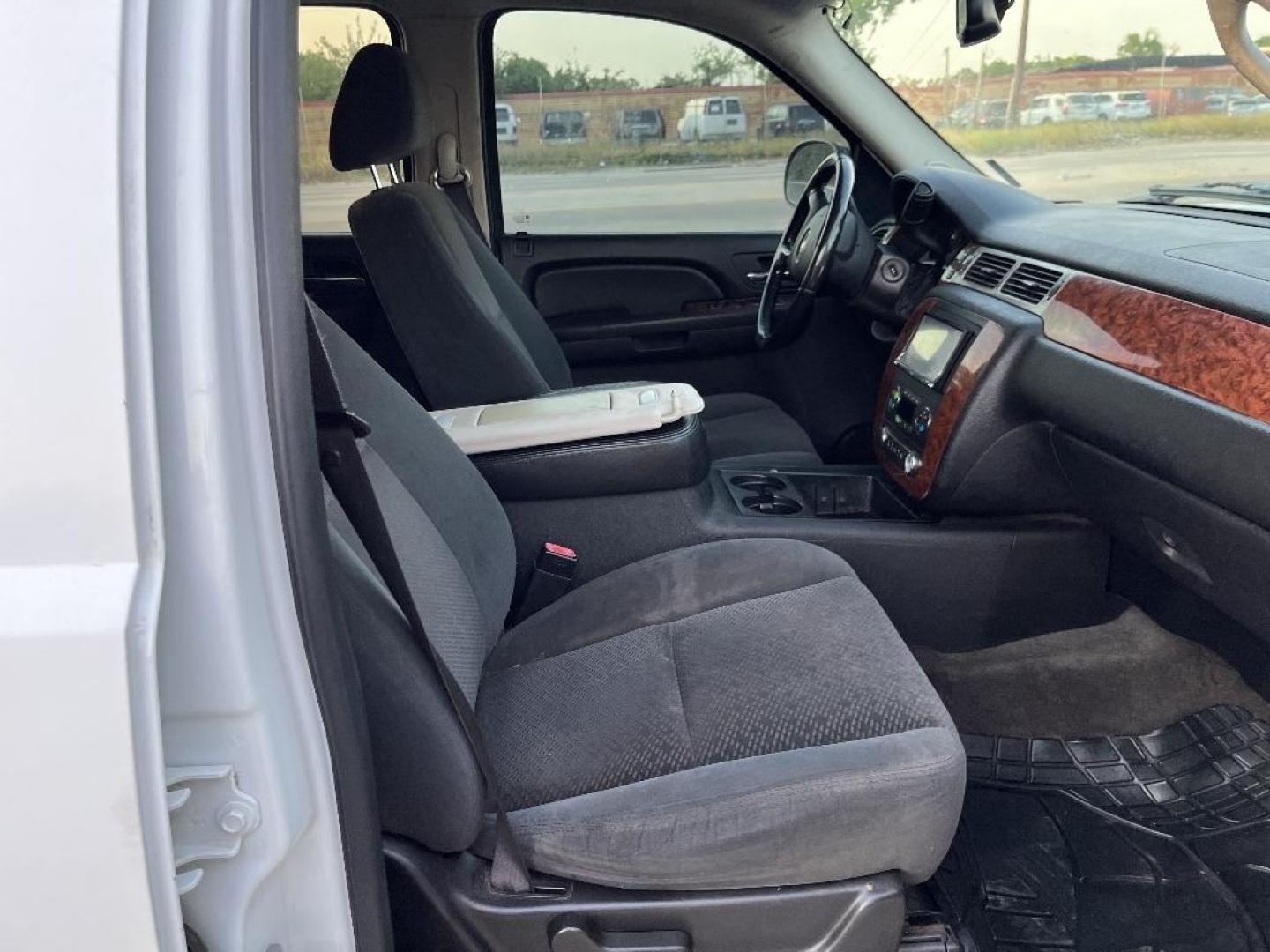 2007 WHITE CHEVROLET TAHOE LS 2WD (1GNFC13J77J) with an 5.3L V8 OHV 16V engine, AUTOMATIC transmission, located at 2303 West Mt. Houston, Houston, 77038, (281) 507-3956, 29.771597, -95.339569 - Photo#3