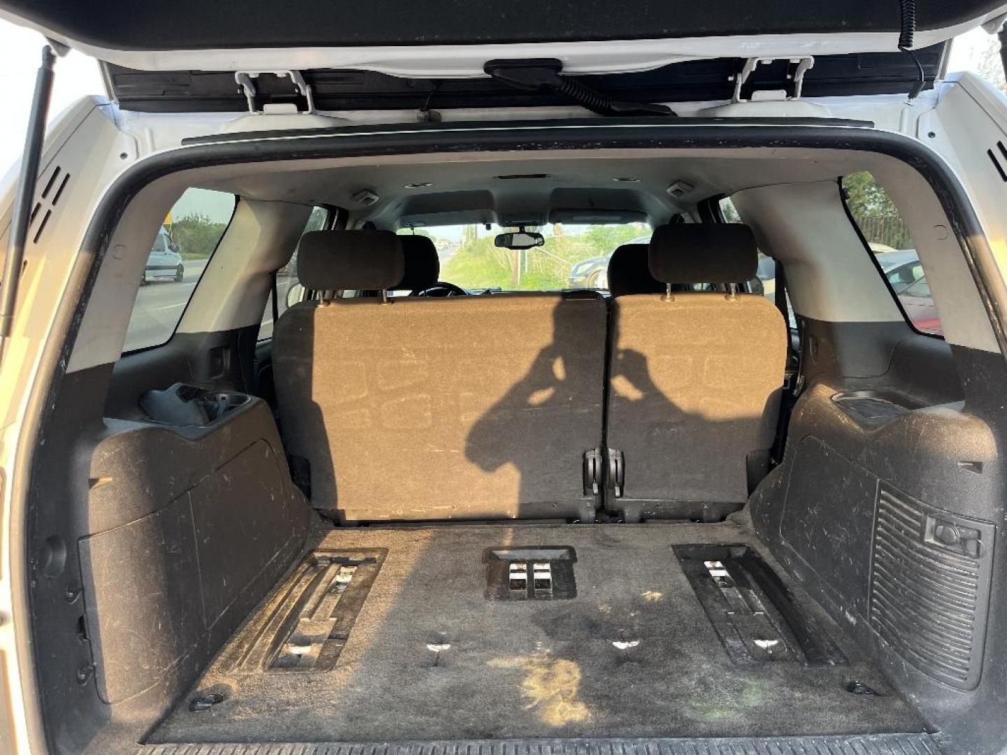 2007 WHITE CHEVROLET TAHOE LS 2WD (1GNFC13J77J) with an 5.3L V8 OHV 16V engine, AUTOMATIC transmission, located at 2303 West Mt. Houston, Houston, 77038, (281) 507-3956, 29.771597, -95.339569 - Photo#6