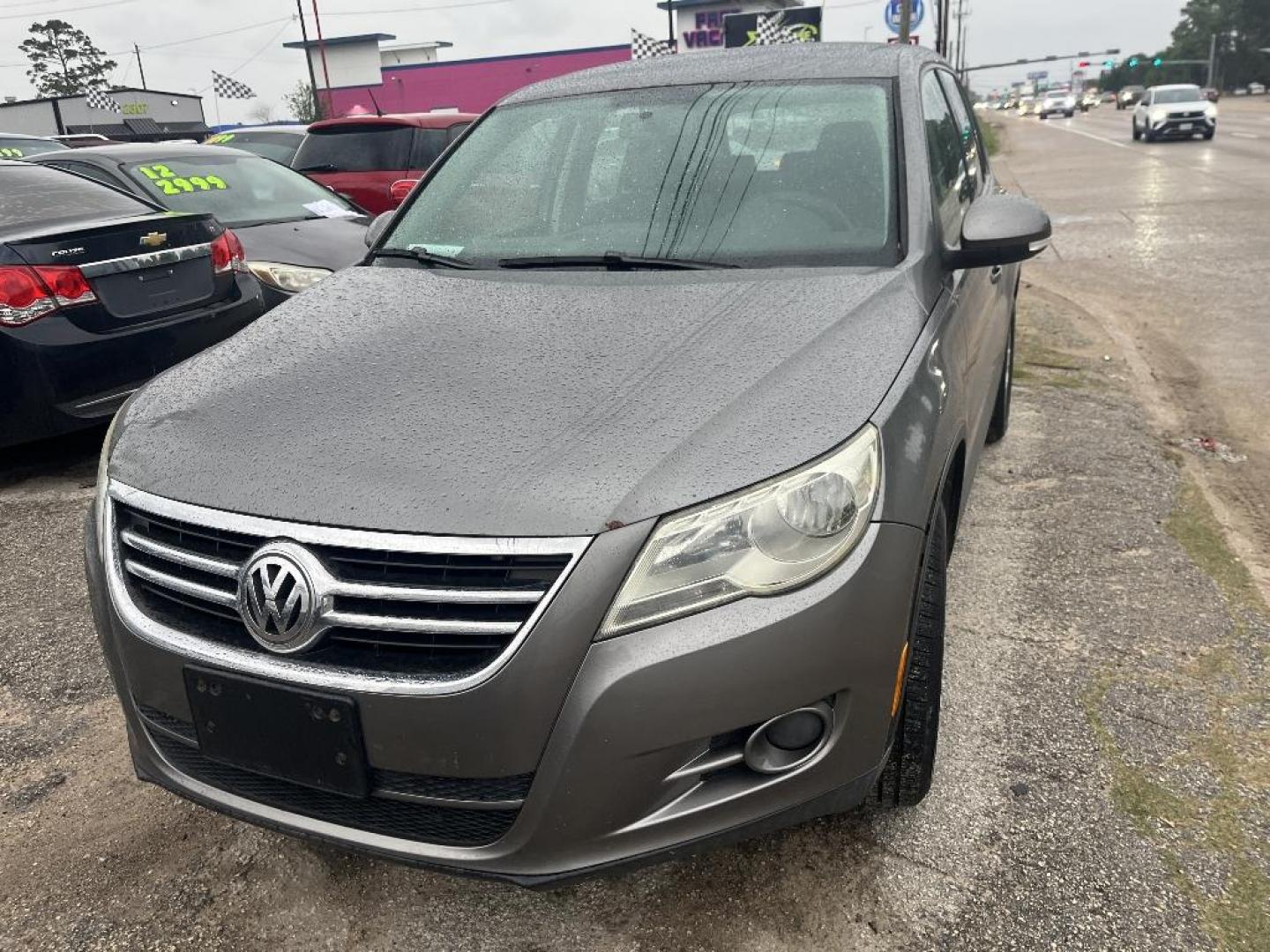 2010 GRAY VOLKSWAGEN TIGUAN S (WVGAV7AX9AW) with an 2.0L L4 DOHC 16V TURBO engine, AUTOMATIC transmission, located at 2303 West Mt. Houston, Houston, 77038, (281) 507-3956, 29.771597, -95.339569 - Photo#0