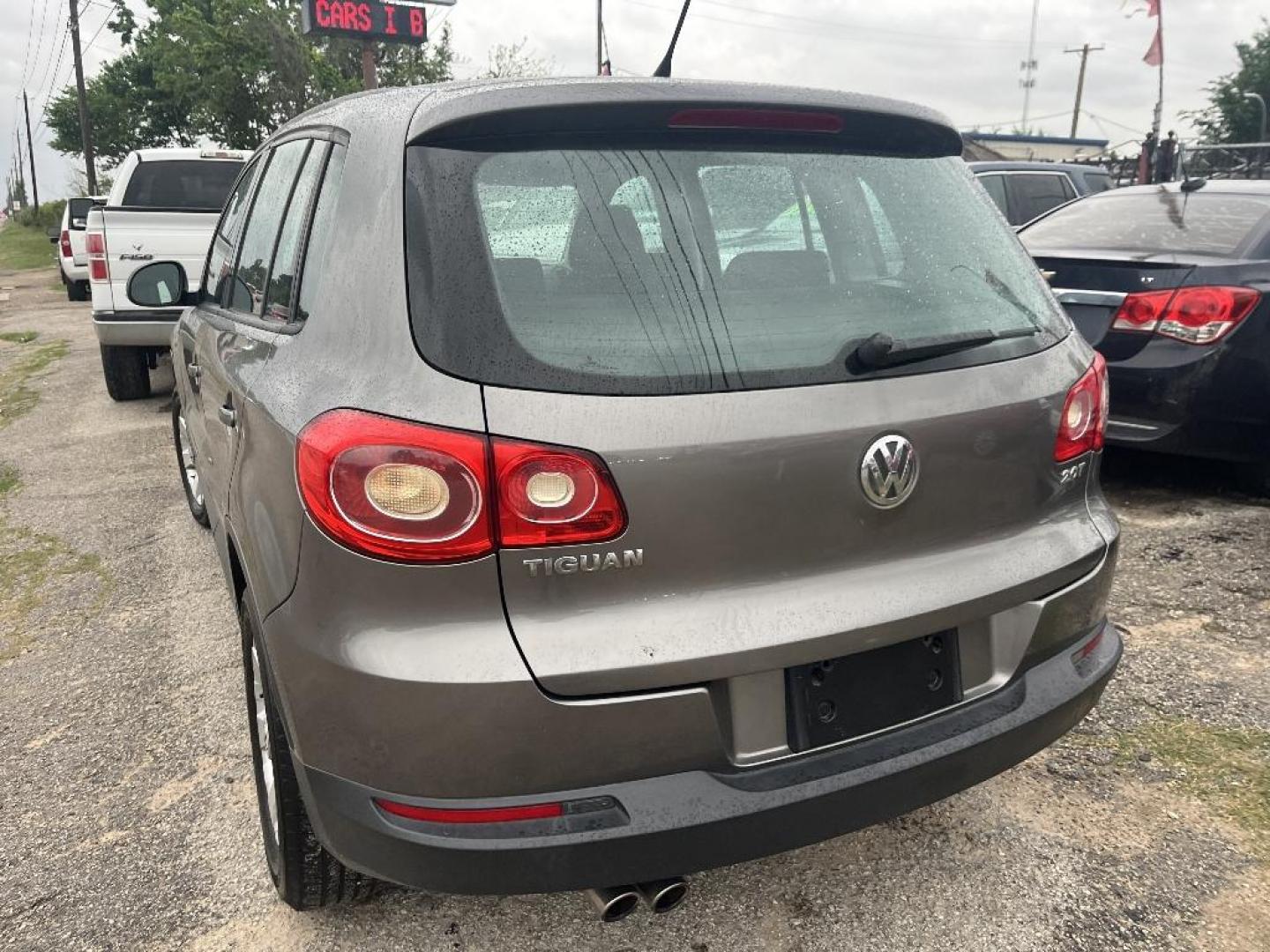 2010 GRAY VOLKSWAGEN TIGUAN S (WVGAV7AX9AW) with an 2.0L L4 DOHC 16V TURBO engine, AUTOMATIC transmission, located at 2303 West Mt. Houston, Houston, 77038, (281) 507-3956, 29.771597, -95.339569 - Photo#1