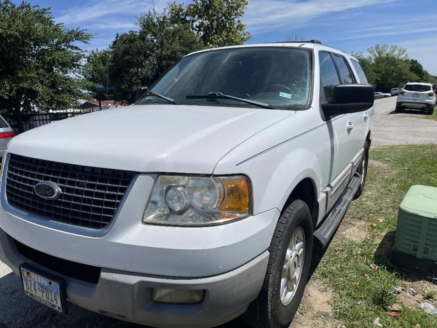 2003 WHITE FORD EXPEDITION XLT Value 4.6L 2WD (1FMRU15W43L) with an 4.6L V8 SOHC 16V engine, AUTOMATIC transmission, located at 2303 West Mt. Houston, Houston, 77038, (281) 507-3956, 29.771597, -95.339569 - Photo#1