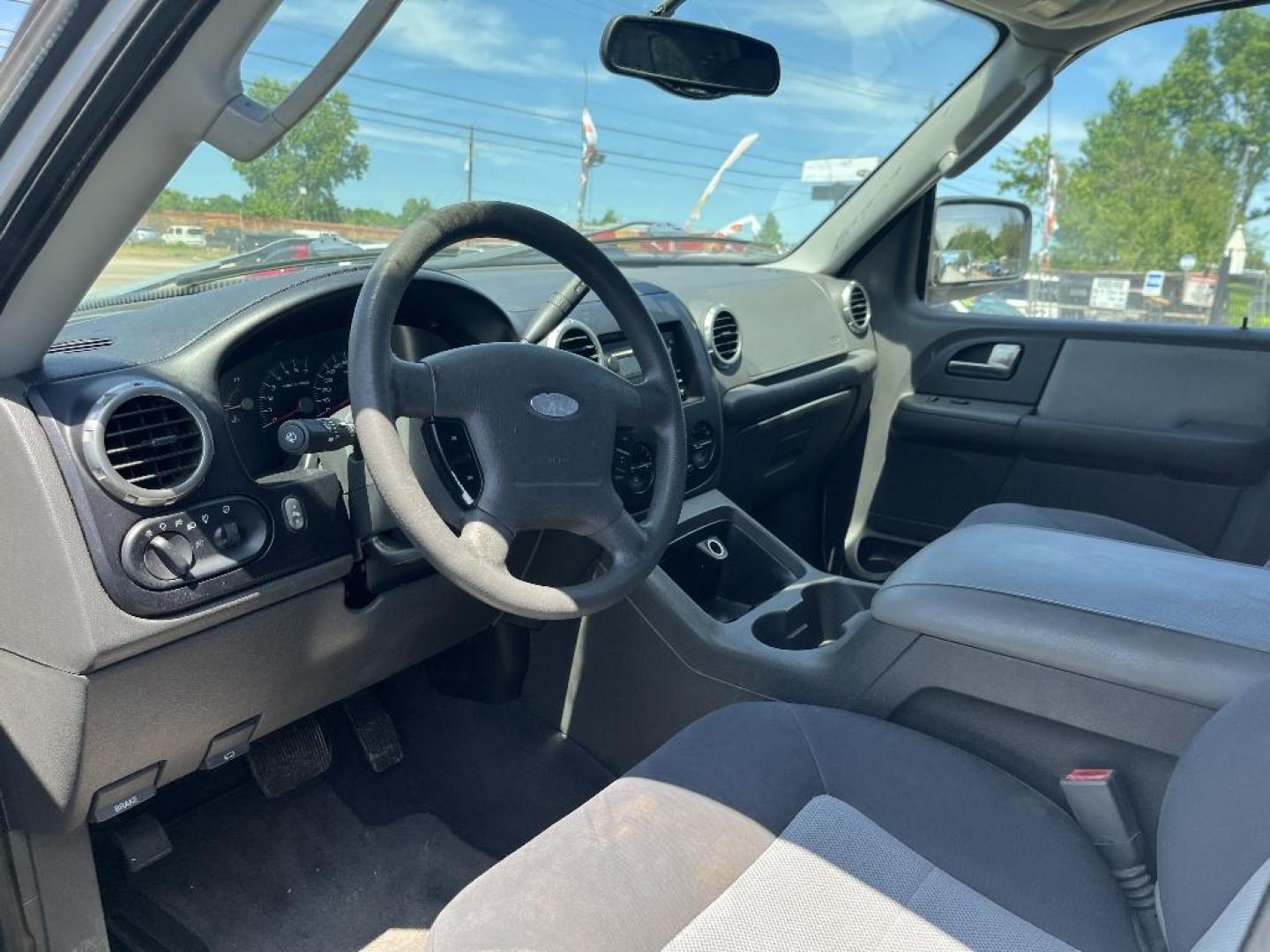 2003 WHITE FORD EXPEDITION XLT Value 4.6L 2WD (1FMRU15W43L) with an 4.6L V8 SOHC 16V engine, AUTOMATIC transmission, located at 2303 West Mt. Houston, Houston, 77038, (281) 507-3956, 29.771597, -95.339569 - Photo#2