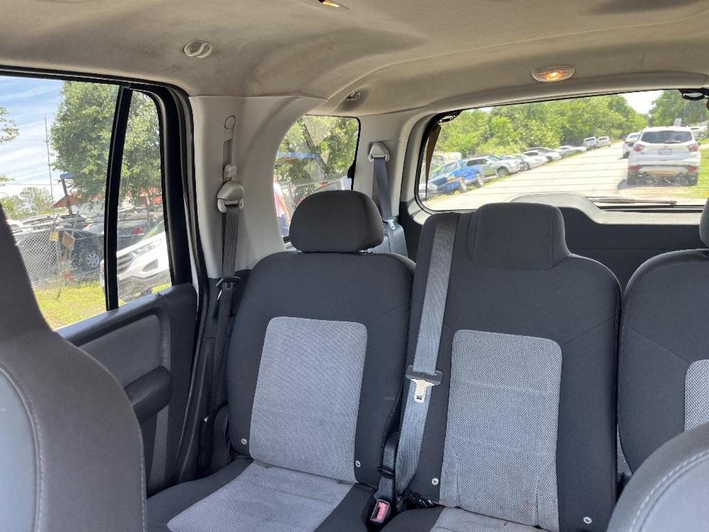 2003 WHITE FORD EXPEDITION XLT Value 4.6L 2WD (1FMRU15W43L) with an 4.6L V8 SOHC 16V engine, AUTOMATIC transmission, located at 2303 West Mt. Houston, Houston, 77038, (281) 507-3956, 29.771597, -95.339569 - Photo#3