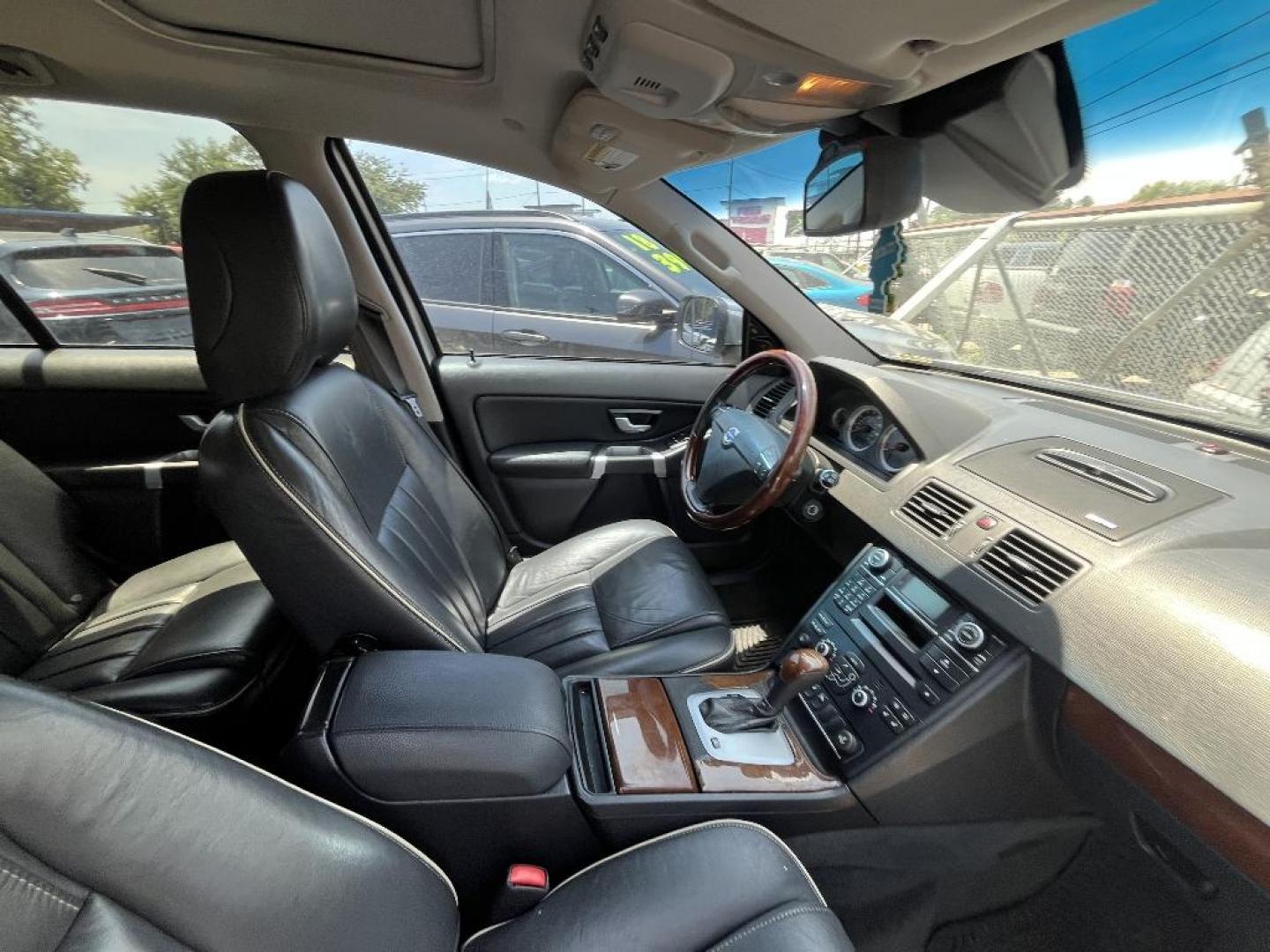 2011 GRAY VOLVO XC90 V8 AWD (YV4852CZ5B1) with an 4.4L V8 DOHC 32V engine, AUTOMATIC transmission, located at 2303 West Mt. Houston, Houston, 77038, (281) 507-3956, 29.771597, -95.339569 - Photo#4