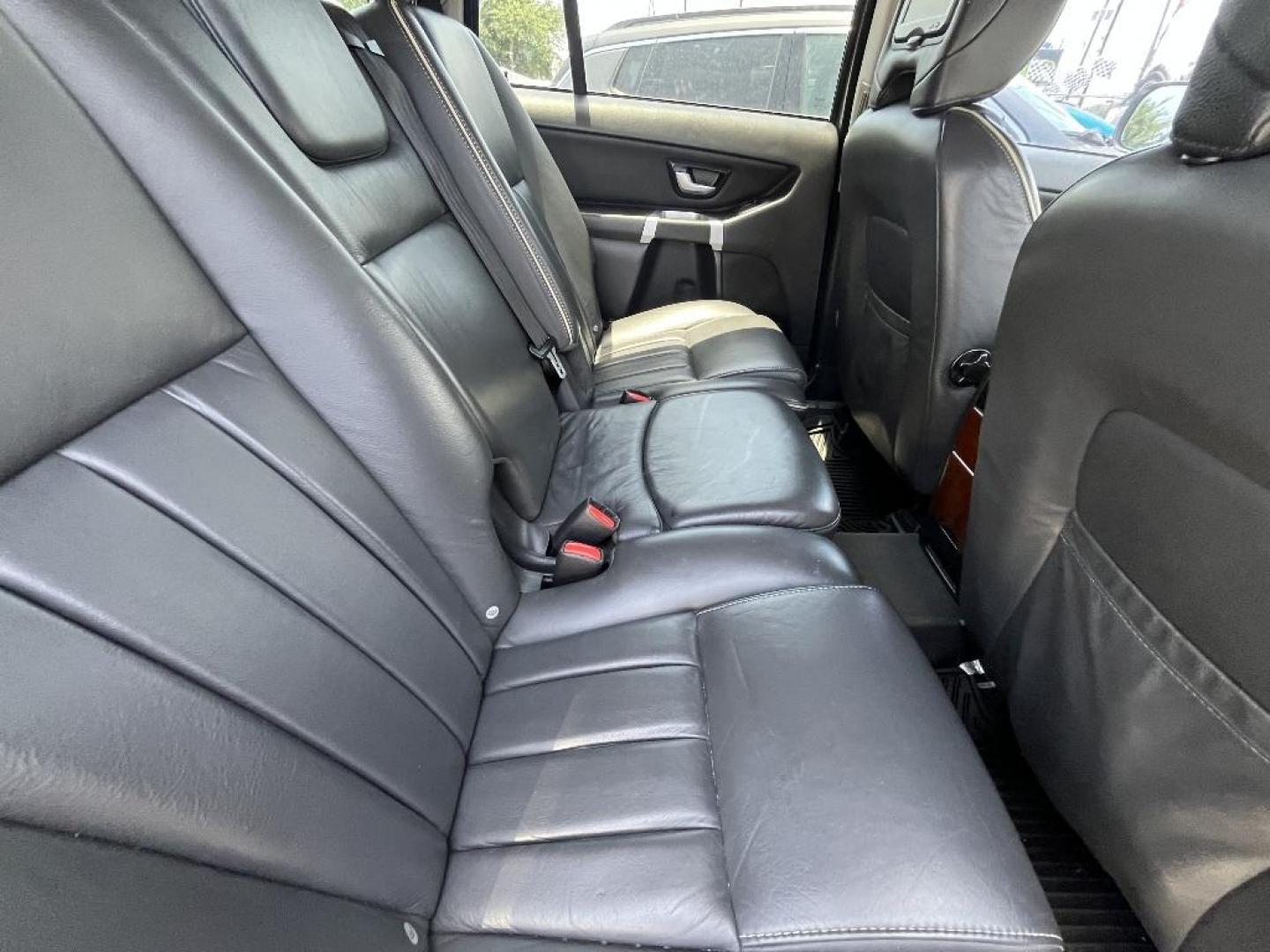 2011 GRAY VOLVO XC90 V8 AWD (YV4852CZ5B1) with an 4.4L V8 DOHC 32V engine, AUTOMATIC transmission, located at 2303 West Mt. Houston, Houston, 77038, (281) 507-3956, 29.771597, -95.339569 - Photo#6