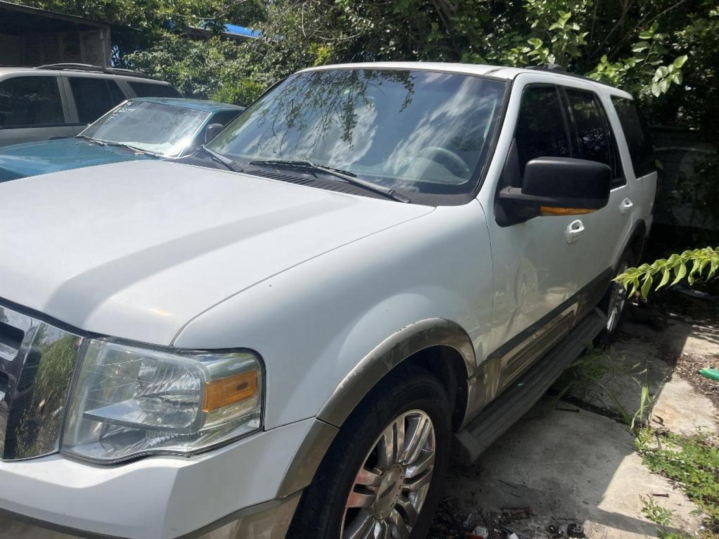 2003 WHITE FORD EXPEDITION Eddie Bauer 5.4L 2WD (1FMPU17L43L) with an 5.4L V8 SOHC 16V engine, AUTOMATIC transmission, located at 2303 West Mt. Houston, Houston, 77038, (281) 507-3956, 29.771597, -95.339569 - Photo#0