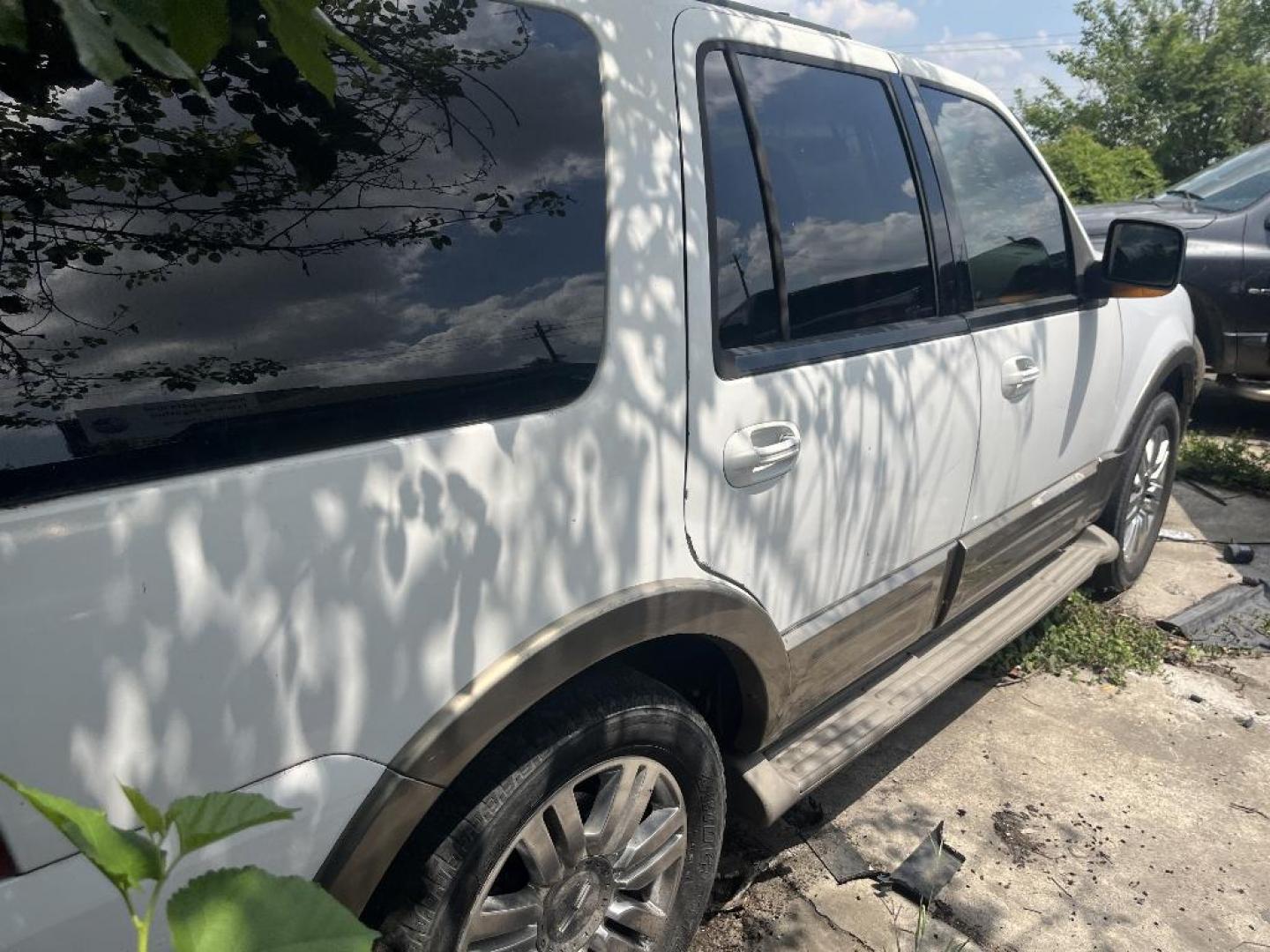 2003 WHITE FORD EXPEDITION Eddie Bauer 5.4L 2WD (1FMPU17L43L) with an 5.4L V8 SOHC 16V engine, AUTOMATIC transmission, located at 2303 West Mt. Houston, Houston, 77038, (281) 507-3956, 29.771597, -95.339569 - Photo#4