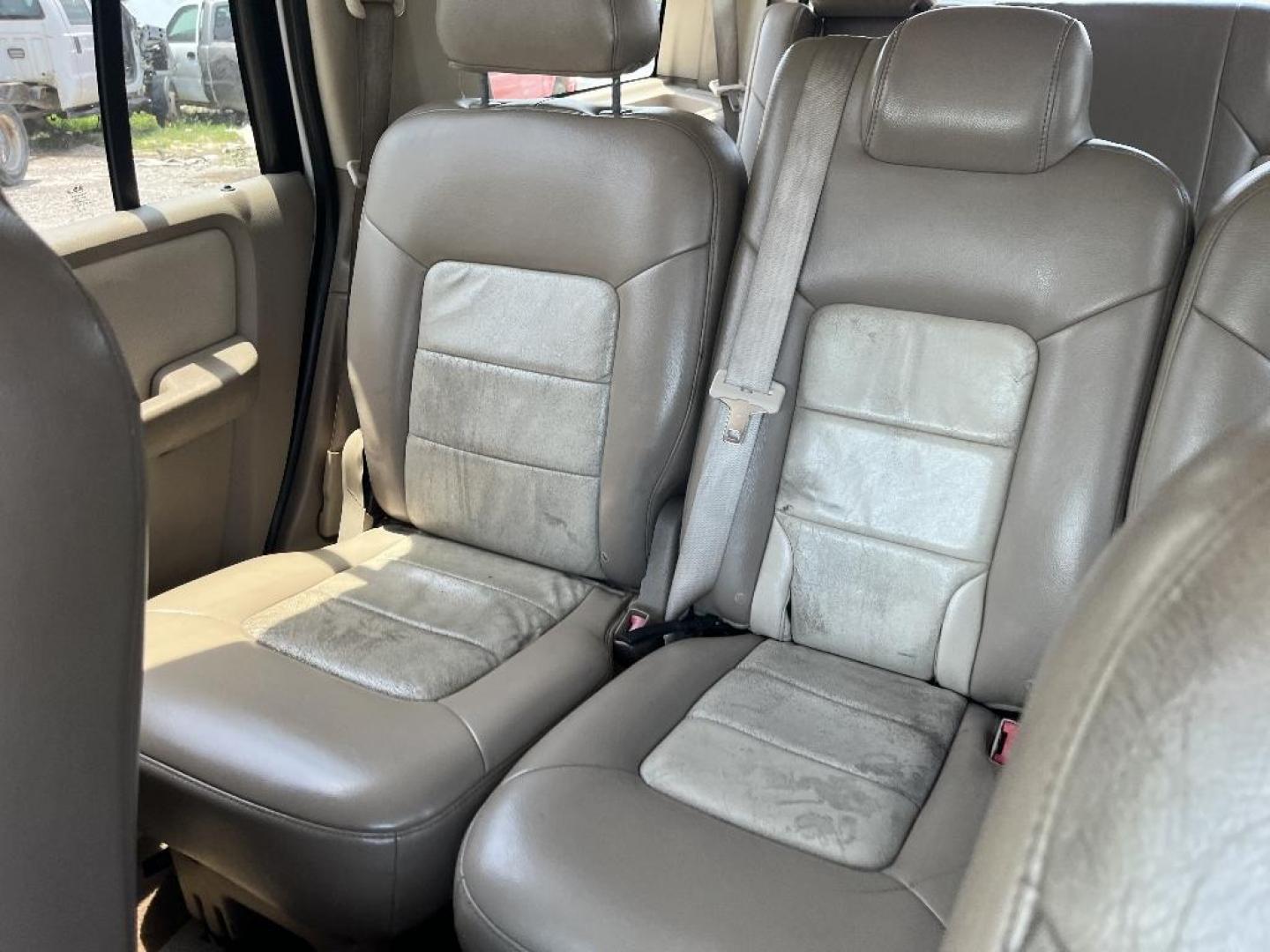 2004 WHITE FORD EXPEDITION Eddie Bauer 5.4L 2WD (1FMFU17LX4L) with an 5.4L V8 SOHC 16V engine, AUTOMATIC transmission, located at 2303 West Mt. Houston, Houston, 77038, (281) 507-3956, 29.771597, -95.339569 - Photo#3