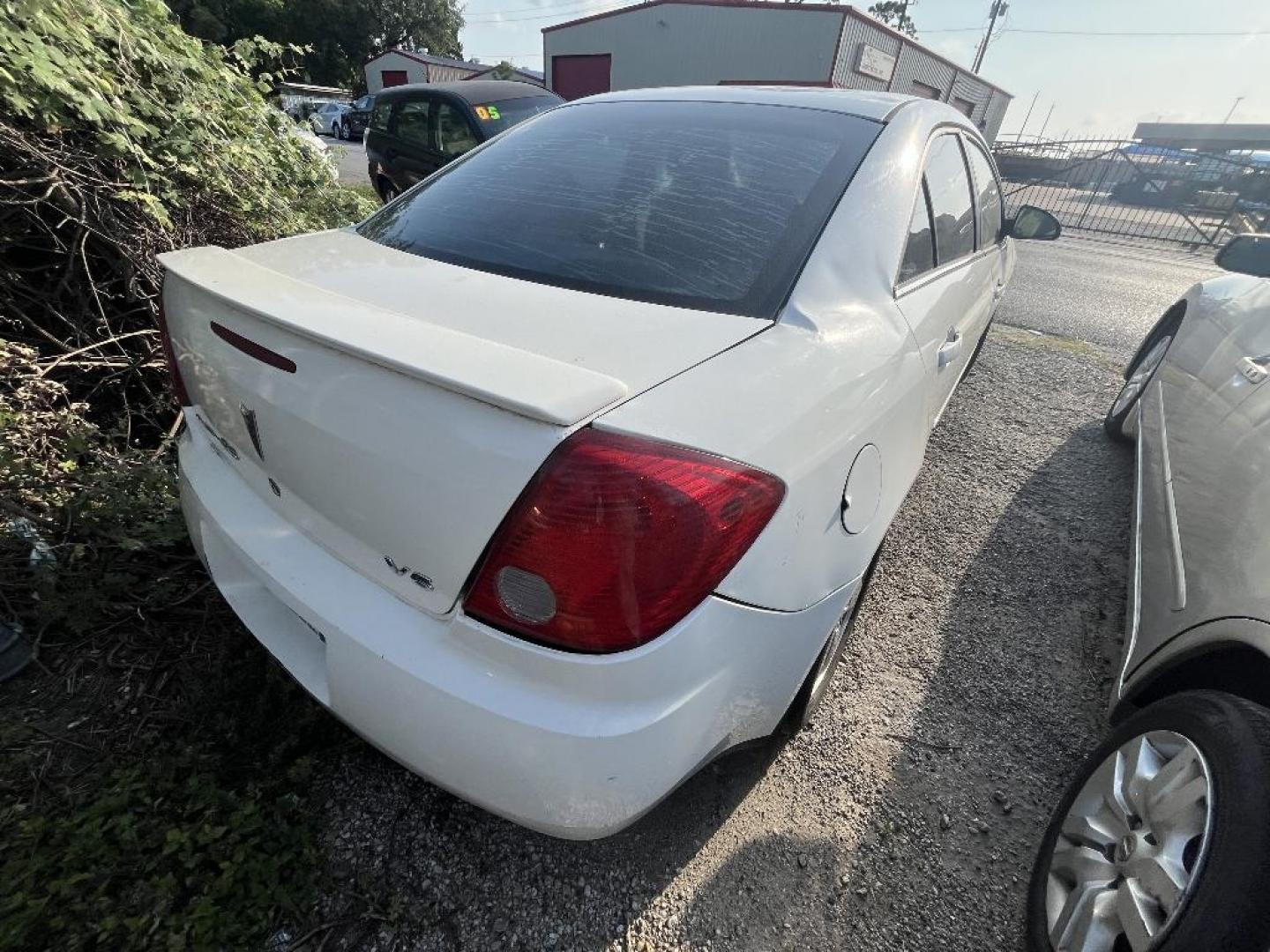 2006 WHITE PONTIAC G6 GT (1G2ZH558264) with an 3.5L V6 OHV 12V engine, AUTOMATIC transmission, located at 2303 West Mt. Houston, Houston, 77038, (281) 507-3956, 29.771597, -95.339569 - Photo#1