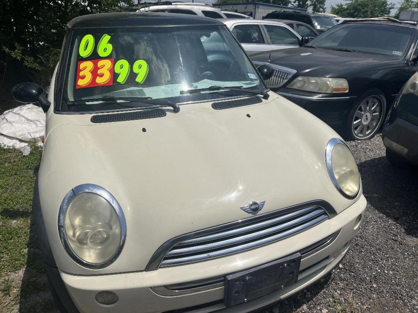 2006 WHITE MINI COOPER Base (WMWRC33536T) with an 1.6L L4 OHC 16V engine, MANUAL transmission, located at 2303 West Mt. Houston, Houston, 77038, (281) 507-3956, 29.771597, -95.339569 - Photo#2