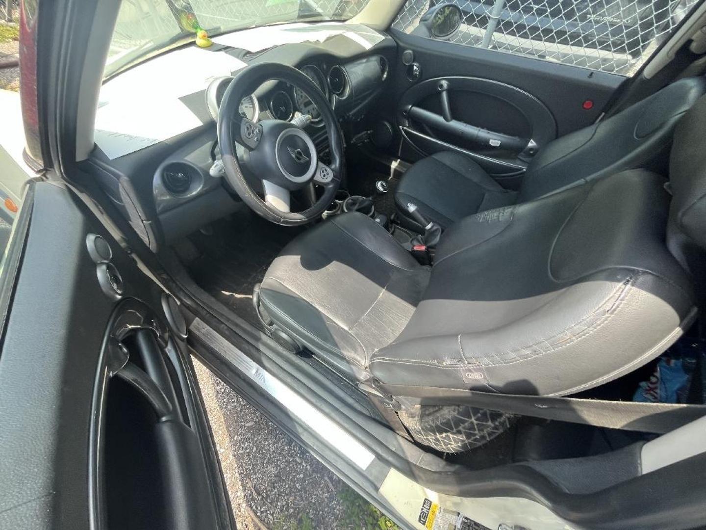 2006 WHITE MINI COOPER Base (WMWRC33536T) with an 1.6L L4 OHC 16V engine, MANUAL transmission, located at 2303 West Mt. Houston, Houston, 77038, (281) 507-3956, 29.771597, -95.339569 - Photo#4