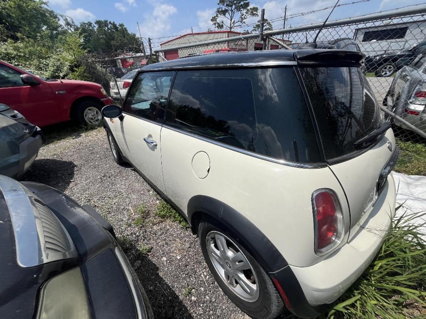 2006 WHITE MINI COOPER Base (WMWRC33536T) with an 1.6L L4 OHC 16V engine, MANUAL transmission, located at 2303 West Mt. Houston, Houston, 77038, (281) 507-3956, 29.771597, -95.339569 - Photo#5
