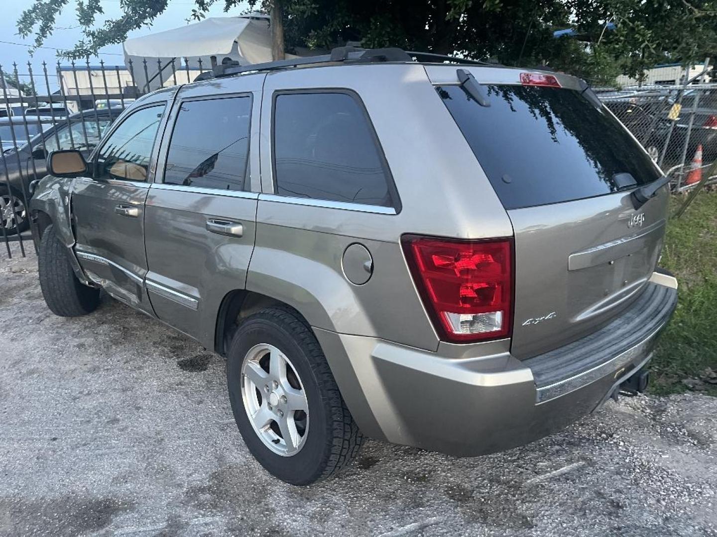 2005 BROWN JEEP GRAND CHEROKEE Limited 4WD (1J4HR58N45C) with an 4.7L V8 SOHC 16V engine, AUTOMATIC transmission, located at 2303 West Mt. Houston, Houston, 77038, (281) 507-3956, 29.771597, -95.339569 - Photo#1