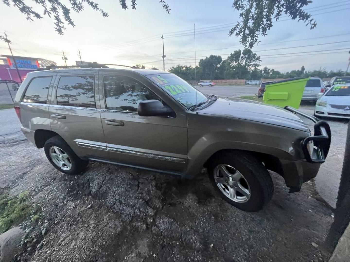2005 BROWN JEEP GRAND CHEROKEE Limited 4WD (1J4HR58N45C) with an 4.7L V8 SOHC 16V engine, AUTOMATIC transmission, located at 2303 West Mt. Houston, Houston, 77038, (281) 507-3956, 29.771597, -95.339569 - Photo#2