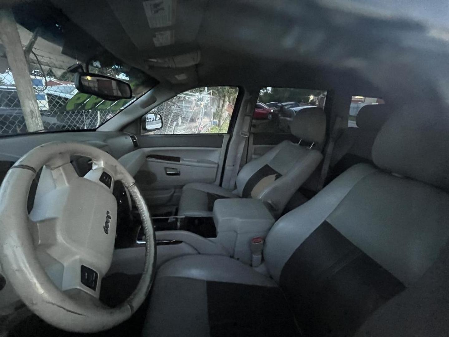 2005 BROWN JEEP GRAND CHEROKEE Limited 4WD (1J4HR58N45C) with an 4.7L V8 SOHC 16V engine, AUTOMATIC transmission, located at 2303 West Mt. Houston, Houston, 77038, (281) 507-3956, 29.771597, -95.339569 - Photo#5