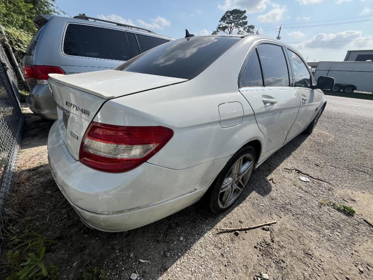 2009 WHITE MERCEDES-BENZ C-CLASS C300 Luxury Sedan (WDDGF54X89R) with an 3.0L V6 DOHC 24V engine, AUTOMATIC transmission, located at 2303 West Mt. Houston, Houston, 77038, (281) 507-3956, 29.771597, -95.339569 - Photo#1