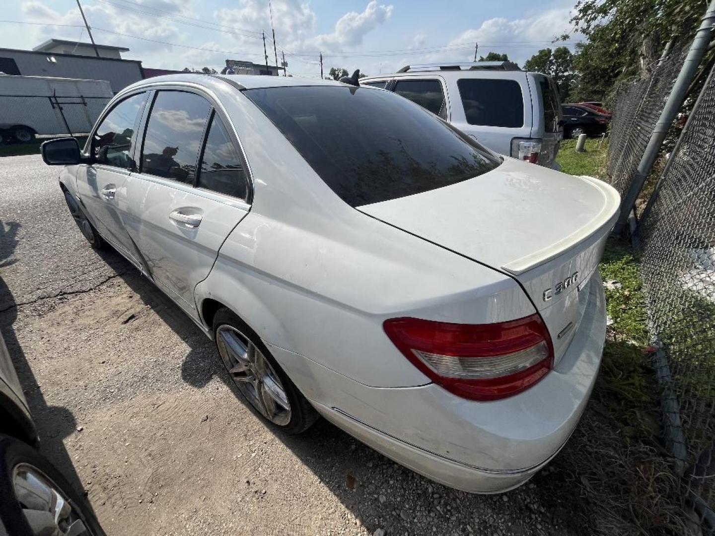 2009 WHITE MERCEDES-BENZ C-CLASS C300 Luxury Sedan (WDDGF54X89R) with an 3.0L V6 DOHC 24V engine, AUTOMATIC transmission, located at 2303 West Mt. Houston, Houston, 77038, (281) 507-3956, 29.771597, -95.339569 - Photo#4