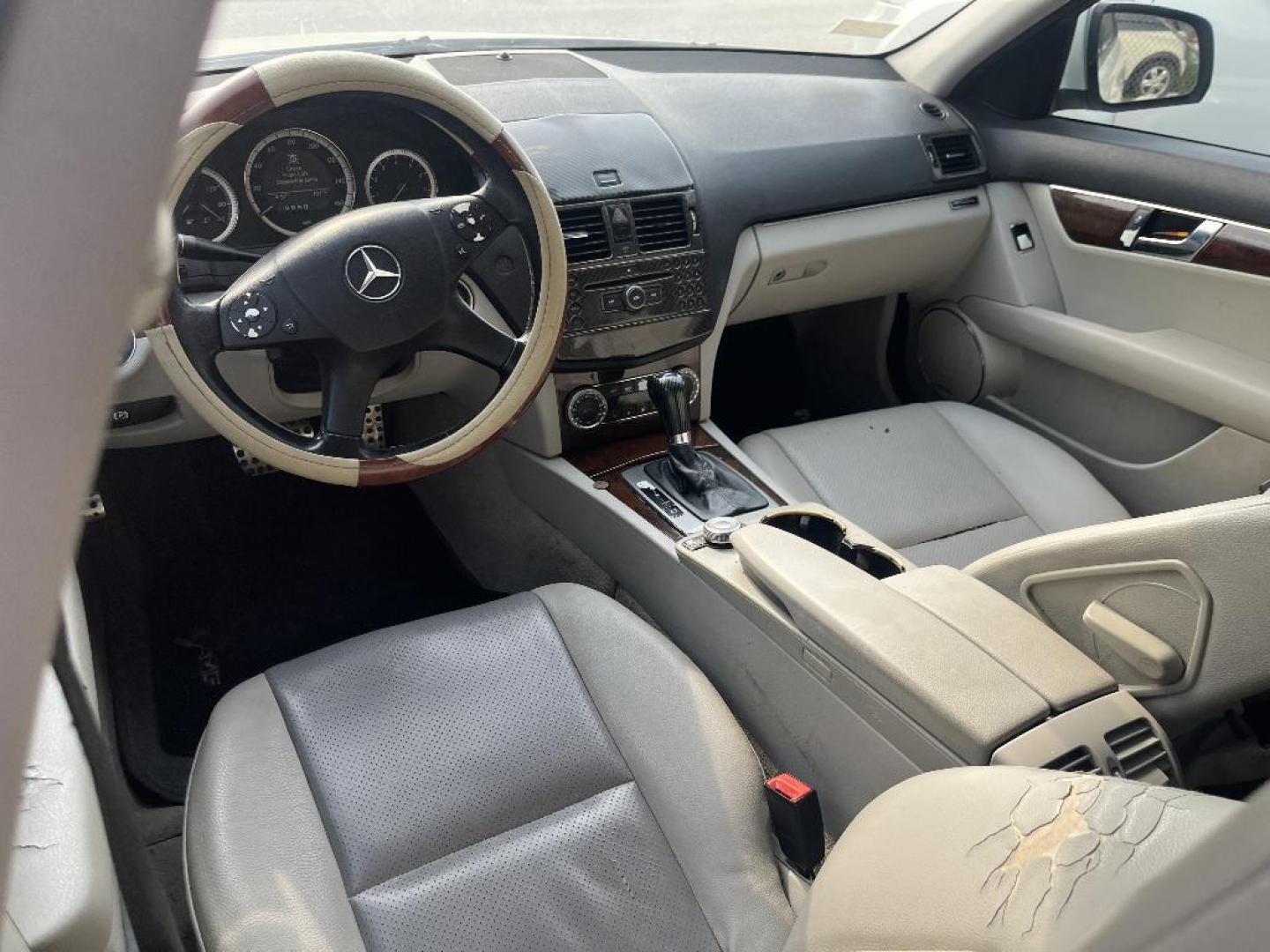 2009 WHITE MERCEDES-BENZ C-CLASS C300 Luxury Sedan (WDDGF54X89R) with an 3.0L V6 DOHC 24V engine, AUTOMATIC transmission, located at 2303 West Mt. Houston, Houston, 77038, (281) 507-3956, 29.771597, -95.339569 - Photo#5