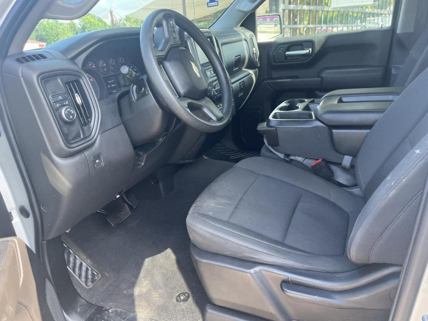 2022 GRAY CHEVROLET SILVERADO 1500 LIMITED Custom Crew Cab Short Box 2WD (3GCPWBEK3NG) with an 2.7L L4 DOHC 16V TURBO engine, AUTOMATIC transmission, located at 2303 West Mt. Houston, Houston, 77038, (281) 507-3956, 29.771597, -95.339569 - Photo#4