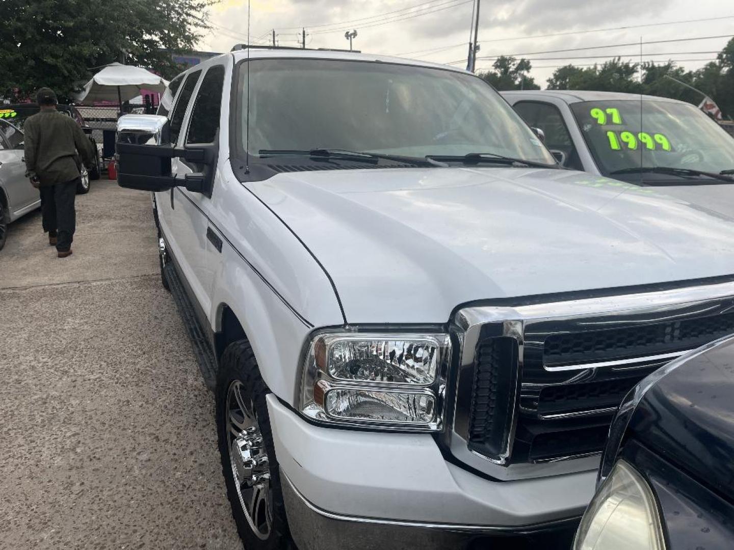 2005 WHITE FORD EXCURSION XLT 5.4L 2WD (1FMNU40LX5E) with an 5.4L V8 SOHC 16V engine, AUTOMATIC transmission, located at 2303 West Mt. Houston, Houston, 77038, (281) 507-3956, 29.771597, -95.339569 - Photo#0