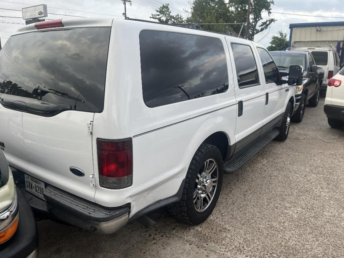 2005 WHITE FORD EXCURSION XLT 5.4L 2WD (1FMNU40LX5E) with an 5.4L V8 SOHC 16V engine, AUTOMATIC transmission, located at 2303 West Mt. Houston, Houston, 77038, (281) 507-3956, 29.771597, -95.339569 - Photo#1