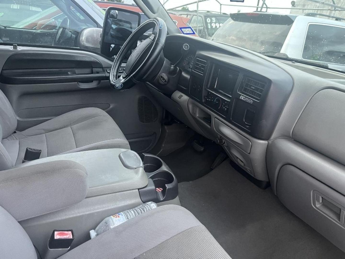 2005 WHITE FORD EXCURSION XLT 5.4L 2WD (1FMNU40LX5E) with an 5.4L V8 SOHC 16V engine, AUTOMATIC transmission, located at 2303 West Mt. Houston, Houston, 77038, (281) 507-3956, 29.771597, -95.339569 - Photo#3