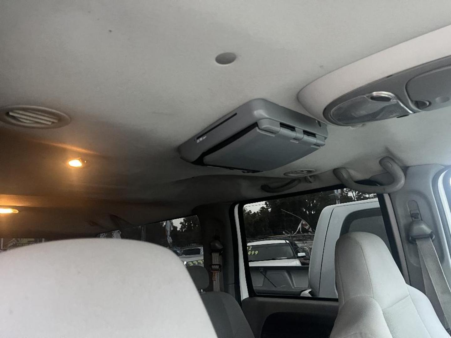 2005 WHITE FORD EXCURSION XLT 5.4L 2WD (1FMNU40LX5E) with an 5.4L V8 SOHC 16V engine, AUTOMATIC transmission, located at 2303 West Mt. Houston, Houston, 77038, (281) 507-3956, 29.771597, -95.339569 - Photo#4