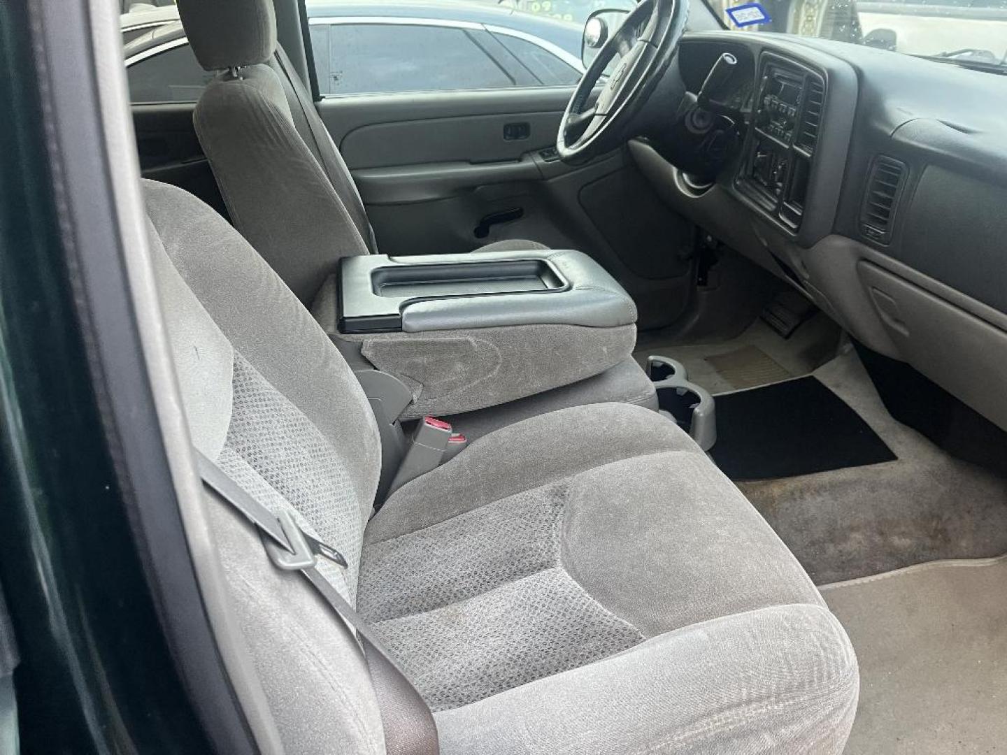 2004 GREEN CHEVROLET SUBURBAN 1500 2WD (3GNEC16Z54G) with an 5.3L V8 OHV 16V FFV engine, AUTOMATIC transmission, located at 2303 West Mt. Houston, Houston, 77038, (281) 507-3956, 29.771597, -95.339569 - Photo#1
