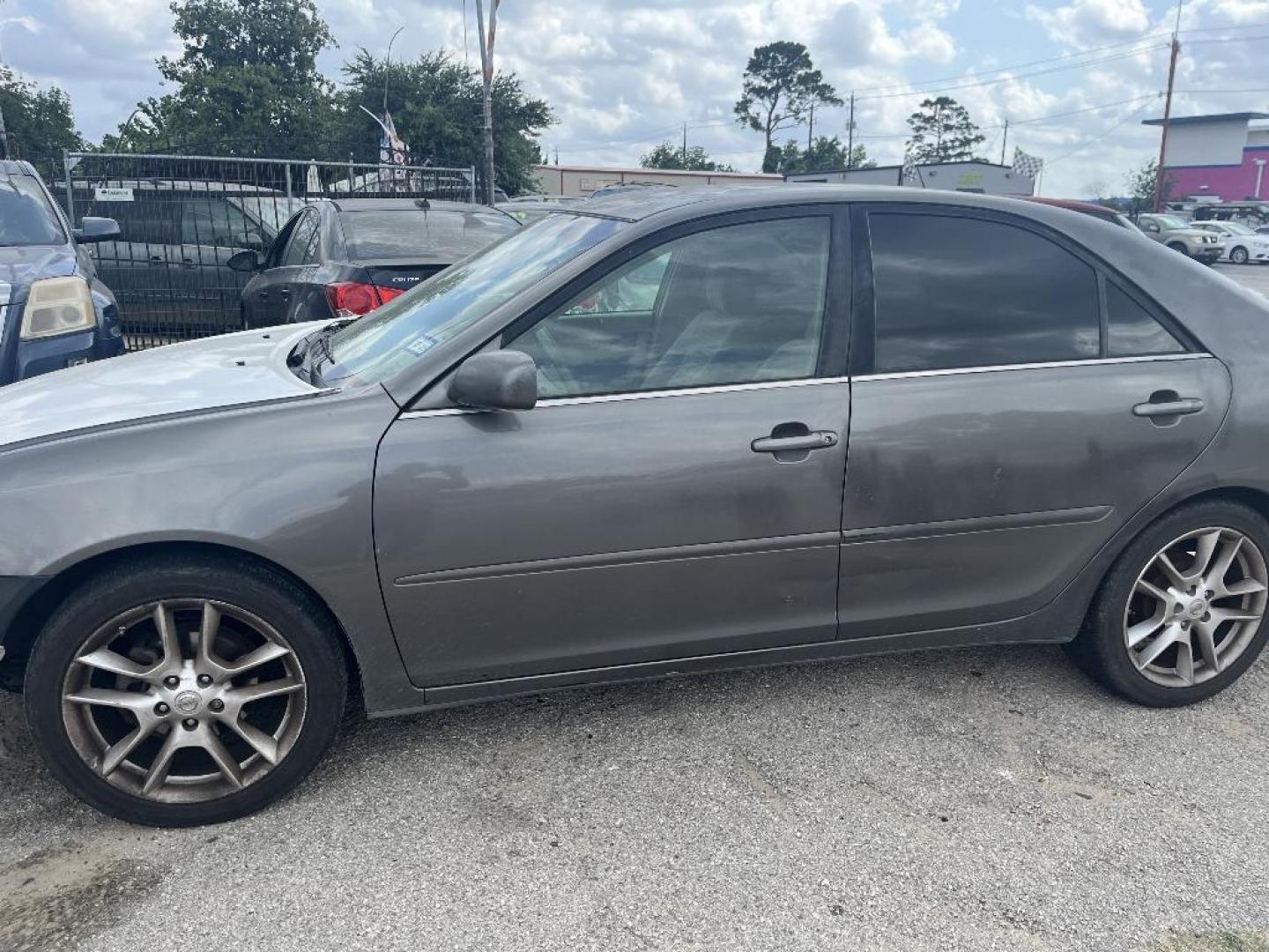 2005 GRAY TOYOTA CAMRY LE (4T1BE32K45U) with an 2.4L L4 DOHC 16V engine, AUTOMATIC transmission, located at 2303 West Mt. Houston, Houston, 77038, (281) 507-3956, 29.771597, -95.339569 - Photo#1