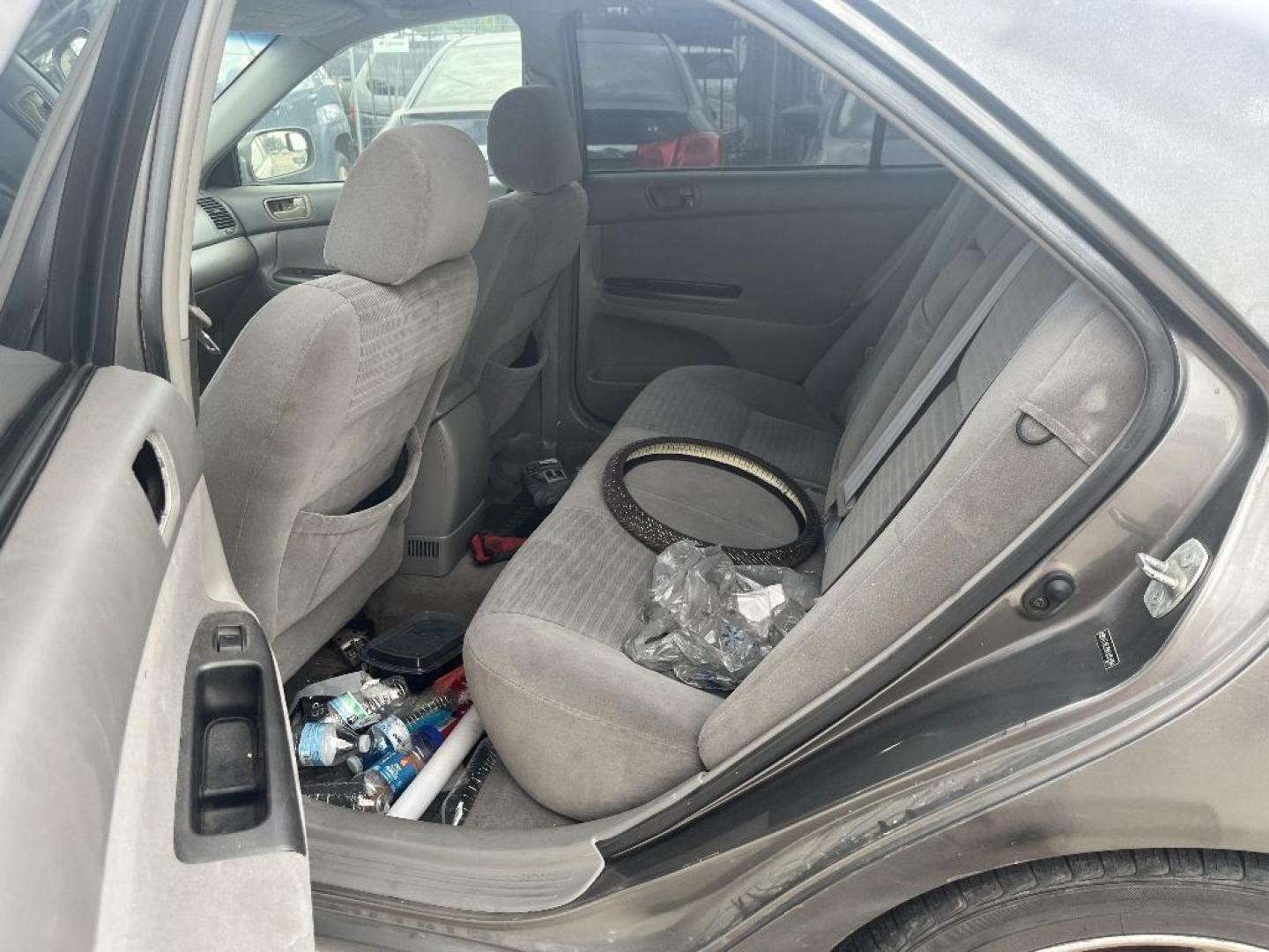 2005 GRAY TOYOTA CAMRY LE (4T1BE32K45U) with an 2.4L L4 DOHC 16V engine, AUTOMATIC transmission, located at 2303 West Mt. Houston, Houston, 77038, (281) 507-3956, 29.771597, -95.339569 - Photo#3