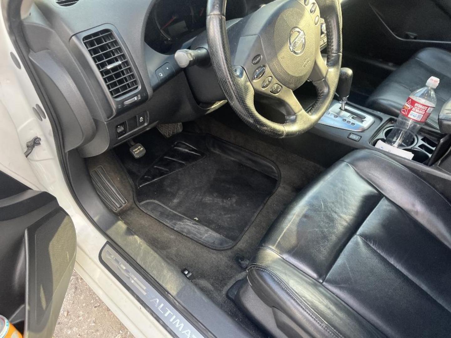 2012 WHITE NISSAN ALTIMA 2.5 S (1N4AL2AP9CN) with an 2.5L L4 DOHC 16V engine, AUTOMATIC transmission, located at 2303 West Mt. Houston, Houston, 77038, (281) 507-3956, 29.771597, -95.339569 - Photo#5
