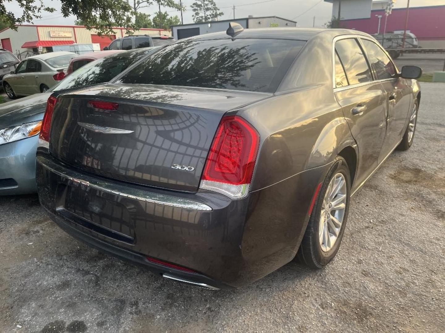 2017 GRAY CHRYSLER 300 Limited RWD (2C3CCAAG9HH) with an 3.6L V6 SOHC 24V engine, AUTOMATIC transmission, located at 2303 West Mt. Houston, Houston, 77038, (281) 507-3956, 29.771597, -95.339569 - Photo#3