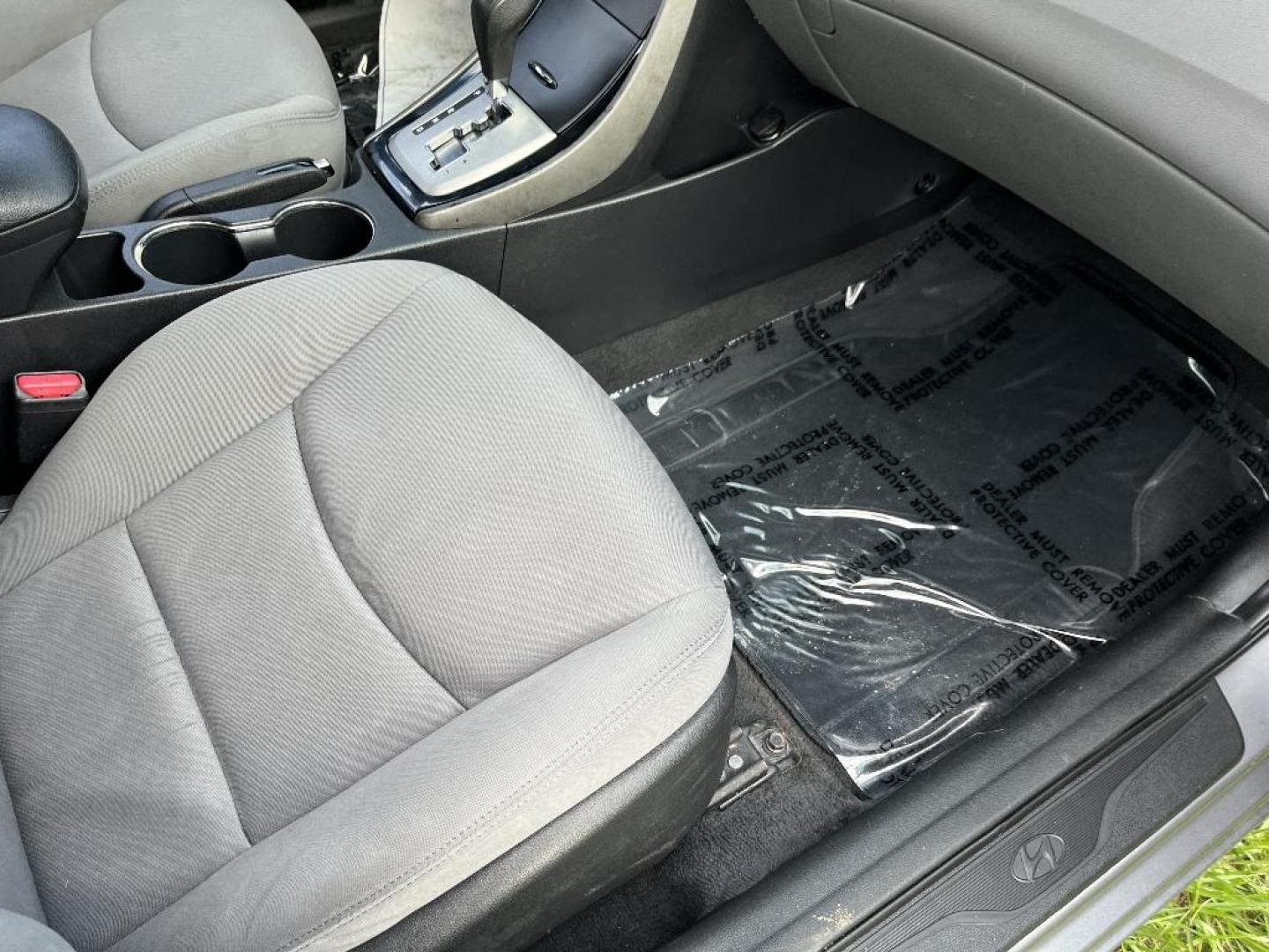 2012 GRAY HYUNDAI ELANTRA Limited (KMHDH4AE4CU) with an 1.8L L4 DOHC 16V engine, AUTOMATIC transmission, located at 2303 West Mt. Houston, Houston, 77038, (281) 507-3956, 29.771597, -95.339569 - Photo#4