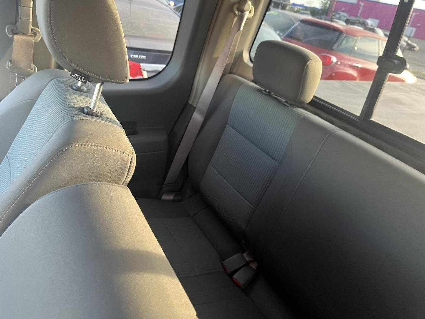 2005 WHITE NISSAN TITAN XE King Cab 2WD (1N6BA06A85N) with an 5.6L V8 DOHC 32V FFV engine, AUTOMATIC transmission, located at 2303 West Mt. Houston, Houston, 77038, (281) 507-3956, 29.771597, -95.339569 - Photo#5