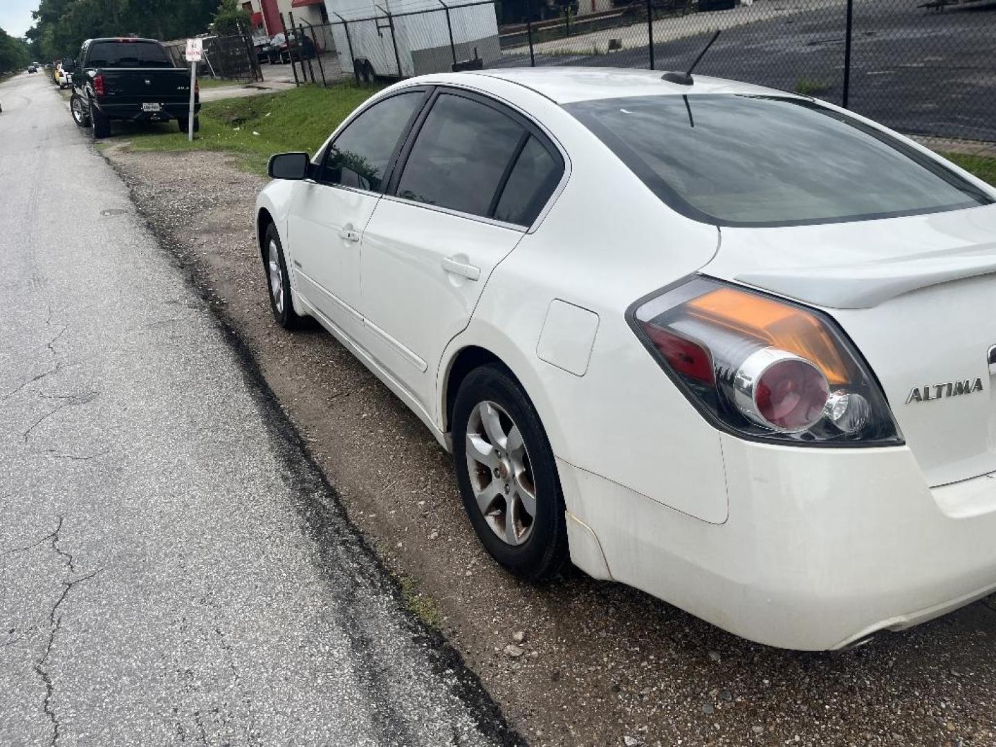 2008 WHITE NISSAN ALTIMA HYBRID HEV (1N4CL21E48C) with an 2.5L L4 DOHC 16V HYBRID engine, AUTOMATIC transmission, located at 2303 West Mt. Houston, Houston, 77038, (281) 507-3956, 29.771597, -95.339569 - Photo#1