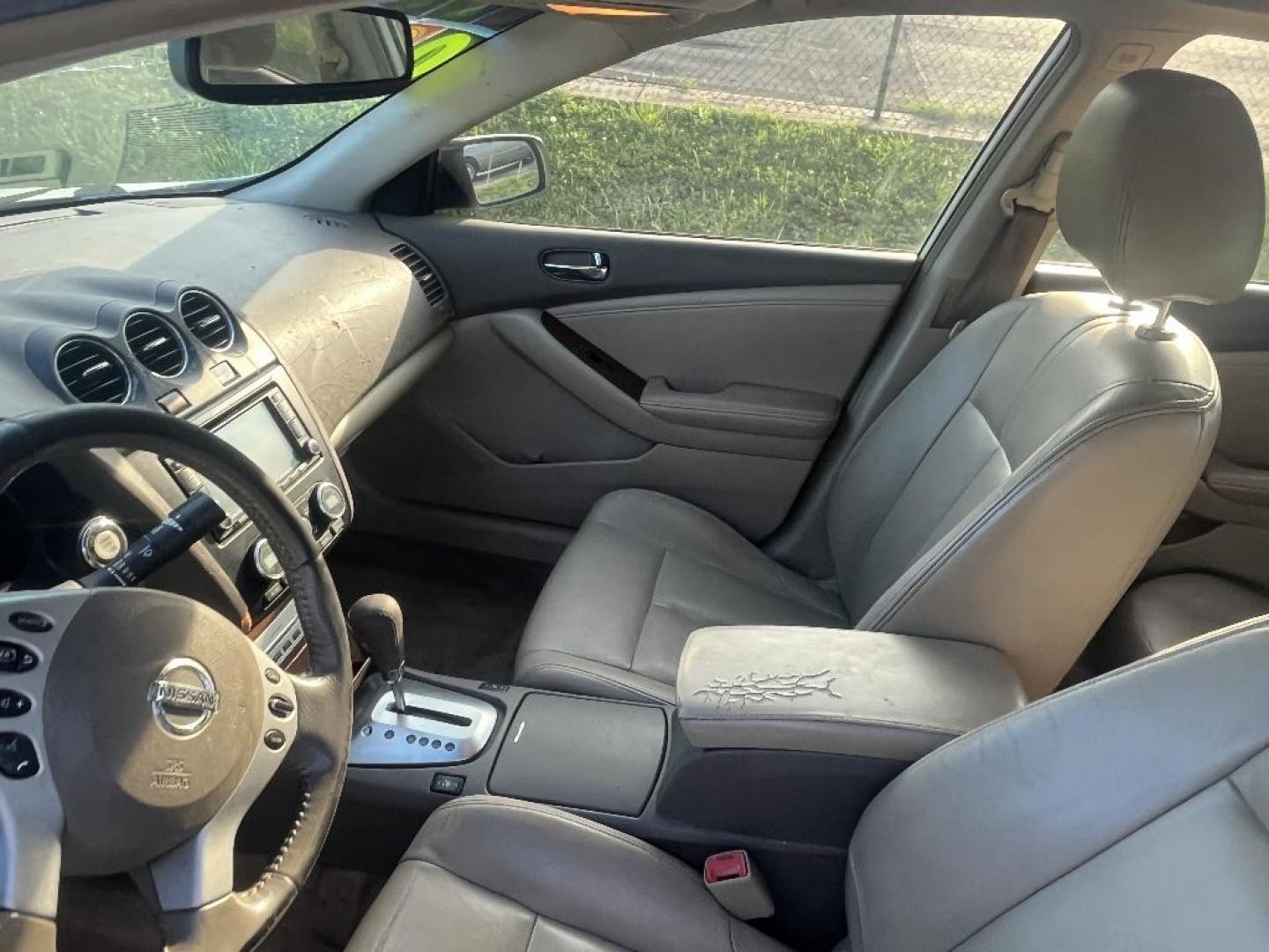 2008 WHITE NISSAN ALTIMA HYBRID HEV (1N4CL21E48C) with an 2.5L L4 DOHC 16V HYBRID engine, AUTOMATIC transmission, located at 2303 West Mt. Houston, Houston, 77038, (281) 507-3956, 29.771597, -95.339569 - Photo#4