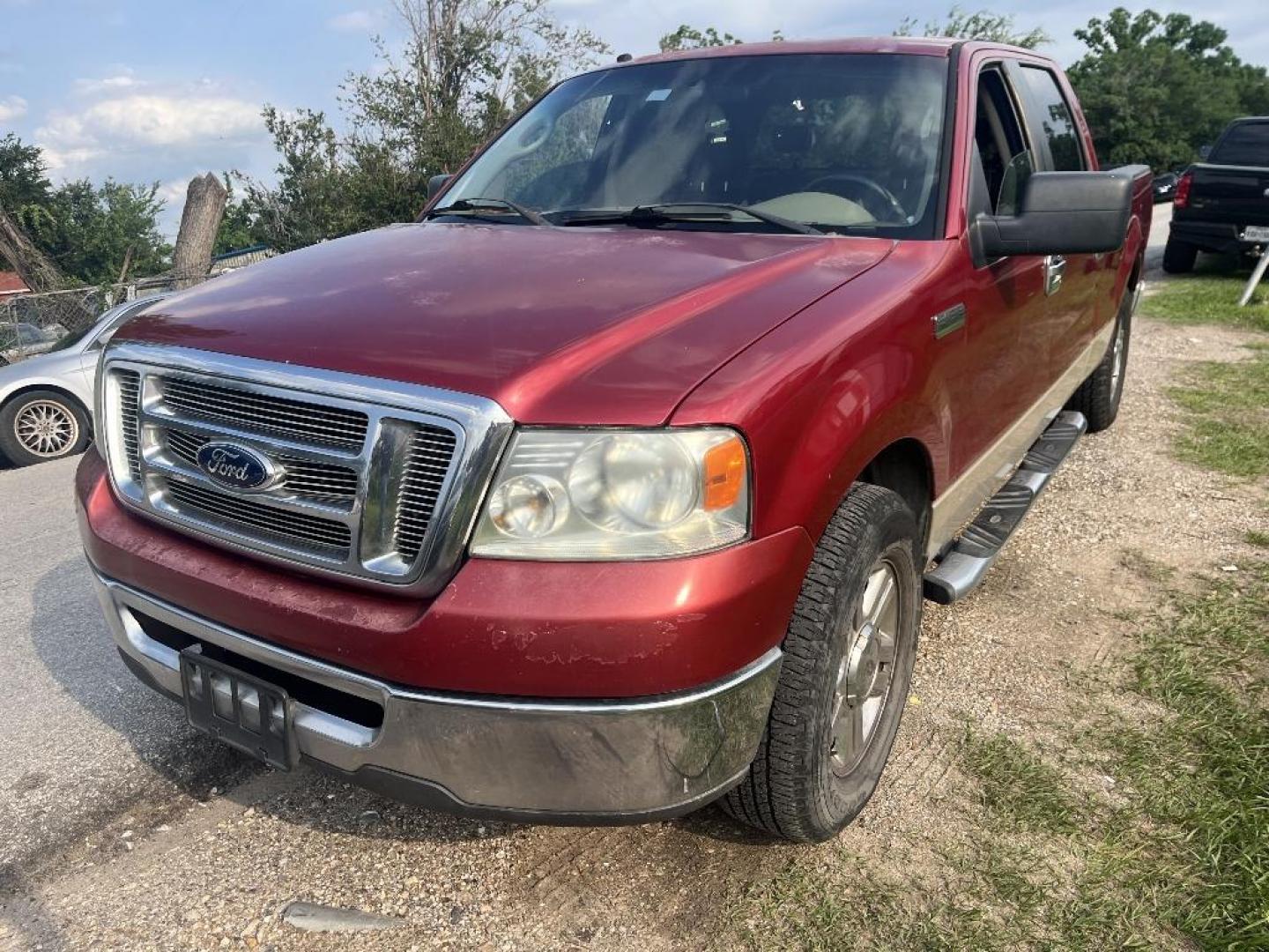 2007 RED FORD F-150 Lariat SuperCrew 2WD (1FTRW12W07K) with an 4.6L V8 SOHC 16V engine, AUTOMATIC transmission, located at 2303 West Mt. Houston, Houston, 77038, (281) 507-3956, 29.771597, -95.339569 - Photo#2