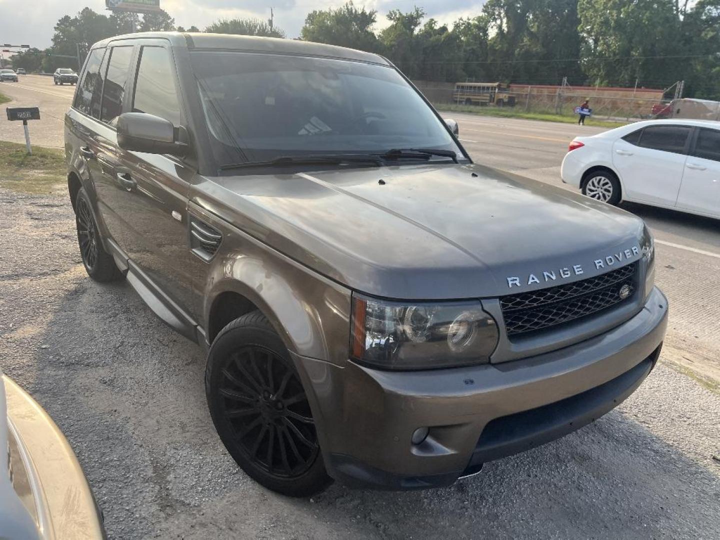 2011 BROWN LAND ROVER RANGE ROVER SPORT HSE (SALSF2D47BA) with an 4.4L V8 DOHC 32V engine, AUTOMATIC transmission, located at 2303 West Mt. Houston, Houston, 77038, (281) 507-3956, 29.771597, -95.339569 - Photo#3