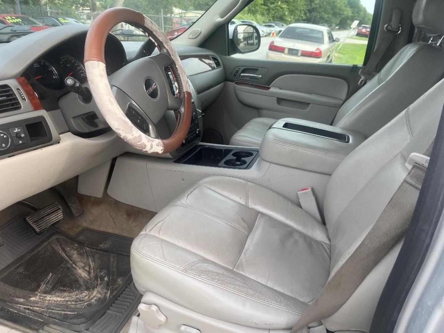 2004 GRAY INFINITI QX56 2WD (5N3AA08A54N) with an 5.6L V8 DOHC 32V engine, AUTOMATIC transmission, located at 2303 West Mt. Houston, Houston, 77038, (281) 507-3956, 29.771597, -95.339569 - Photo#2