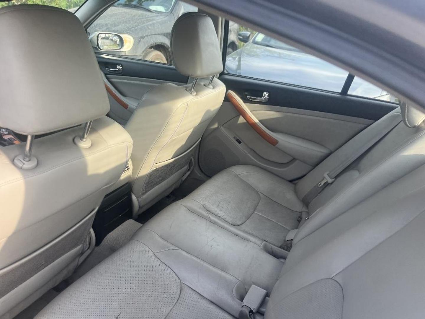 2005 GRAY INFINITI G35 Sedan x AWD (JNKCV51F65M) with an 3.5L V6 DOHC 24V engine, AUTOMATIC transmission, located at 2303 West Mt. Houston, Houston, 77038, (281) 507-3956, 29.771597, -95.339569 - Photo#4