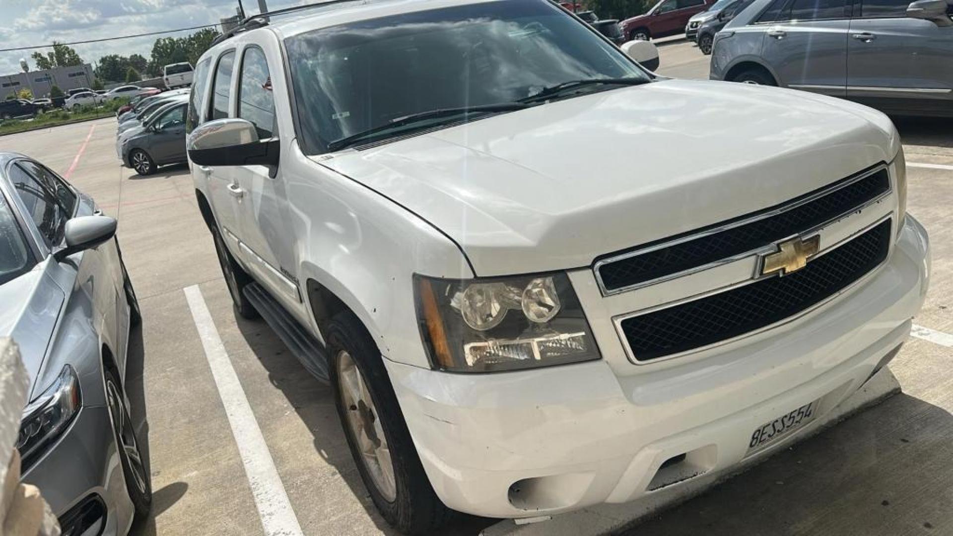 2007 WHITE CHEVROLET TAHOE LS 2WD (1GNFC13J97J) with an 5.3L V8 OHV 16V engine, AUTOMATIC transmission, located at 2303 West Mt. Houston, Houston, 77038, (281) 507-3956, 29.771597, -95.339569 - Photo#2