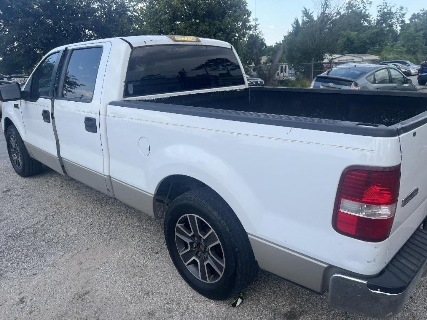2008 WHITE FORD F-150 Lariat SuperCrew 2WD (1FTPW12VX8F) with an 5.4L V8 SOHC 24V FFV engine, AUTOMATIC transmission, located at 2303 West Mt. Houston, Houston, 77038, (281) 507-3956, 29.771597, -95.339569 - Photo#2