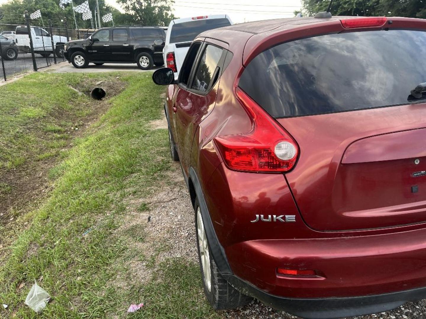 2012 RED NISSAN JUKE S FWD (JN8AF5MR3CT) with an 1.6L L4 DOHC 16V TURBO engine, AUTOMATIC transmission, located at 2303 West Mt. Houston, Houston, 77038, (281) 507-3956, 29.771597, -95.339569 - Photo#5